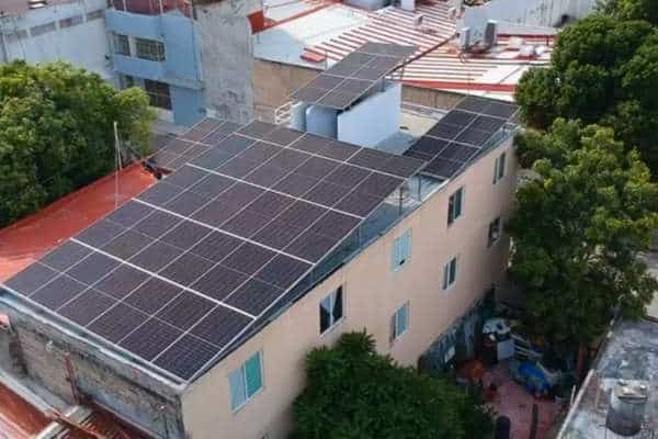 Sistema de 23.65kW con 43 módulos de 550W Sistema de 23.65kW con 43 módulos de 550W