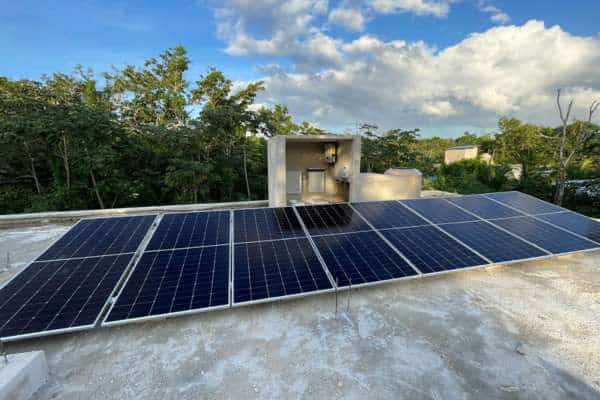 Sistema híbrido de 4.72kW con 8 módulos de 590W y baterías de respaldo Sistema híbrido de 4.72kW con 8 módulos de 590W y baterías de respaldo